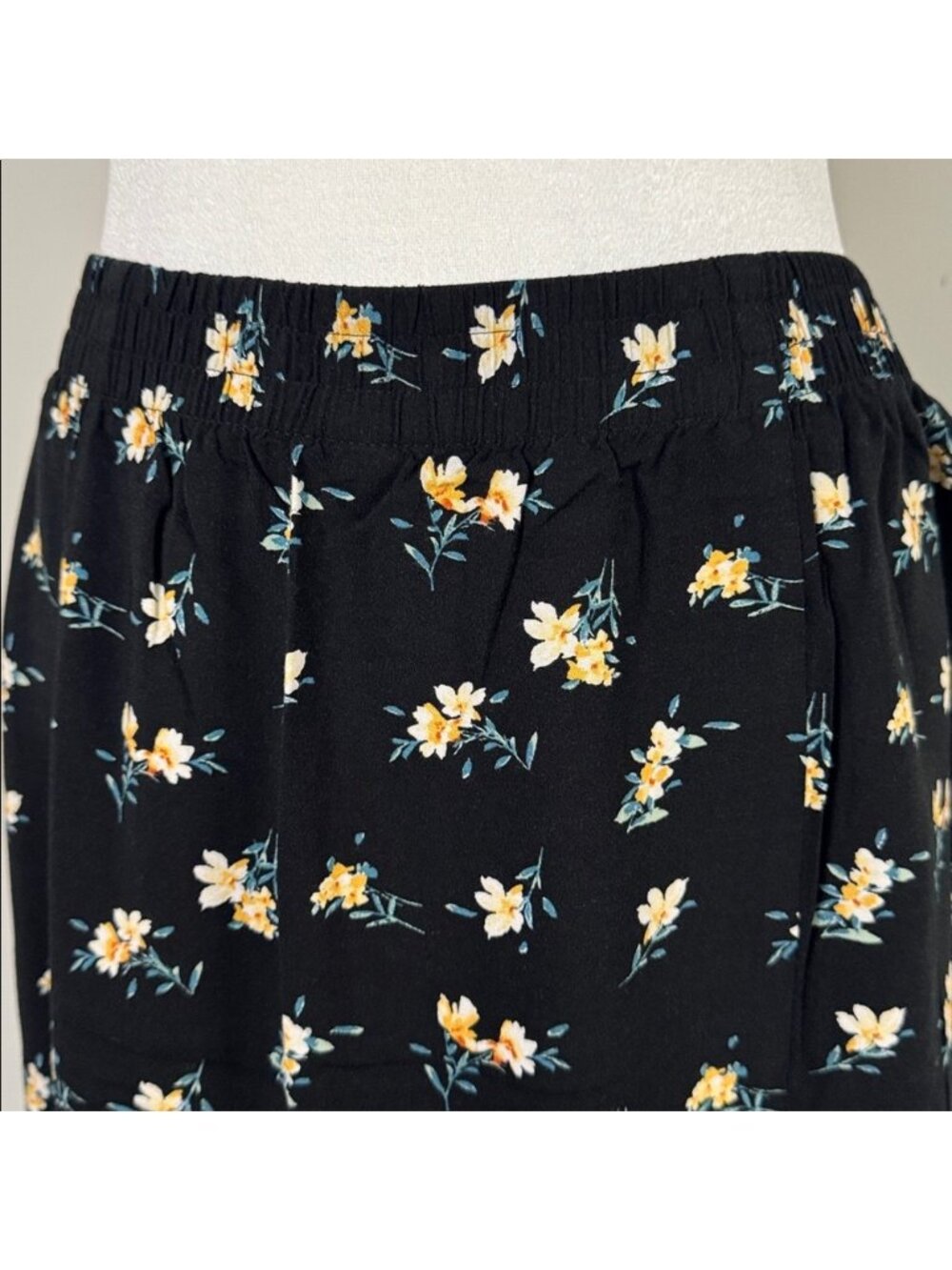 Black Floral Midi Skirt - Elegant Everyday Style - Picture 2 of 3